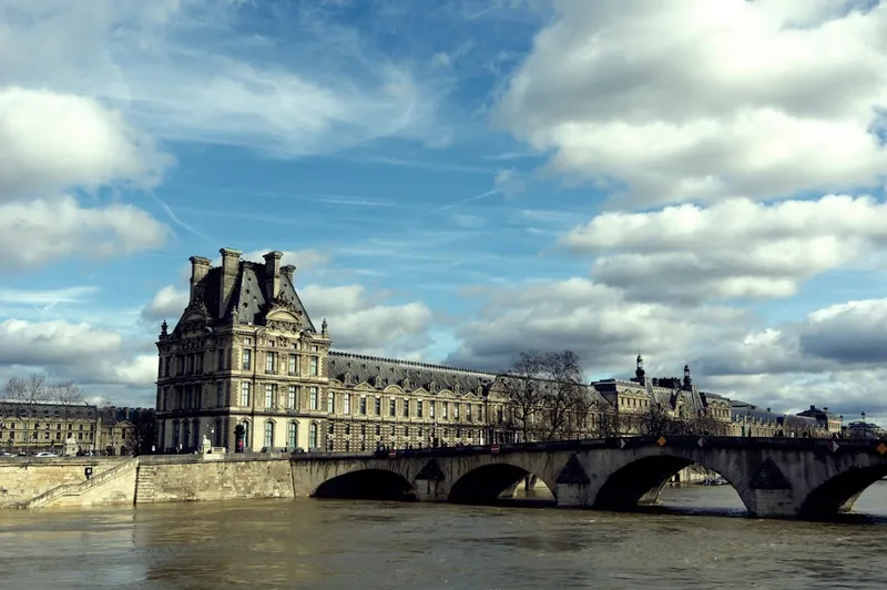 Slottet Fontainebleau med renässansfasad och hästsko-trappa söder om Paris
