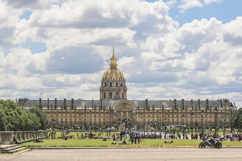 Hôtel des Invalides förgyllda kupol och Napoleons grav i Paris 7e arrondissement