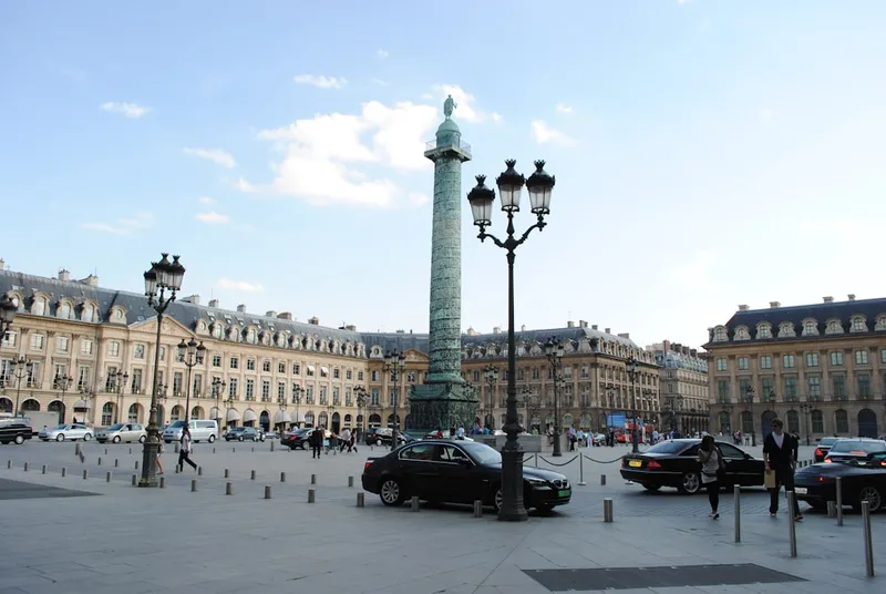 Louvrens glaspyramid av I.M. Pei på Cour Napoléon i Paris kvällsljus