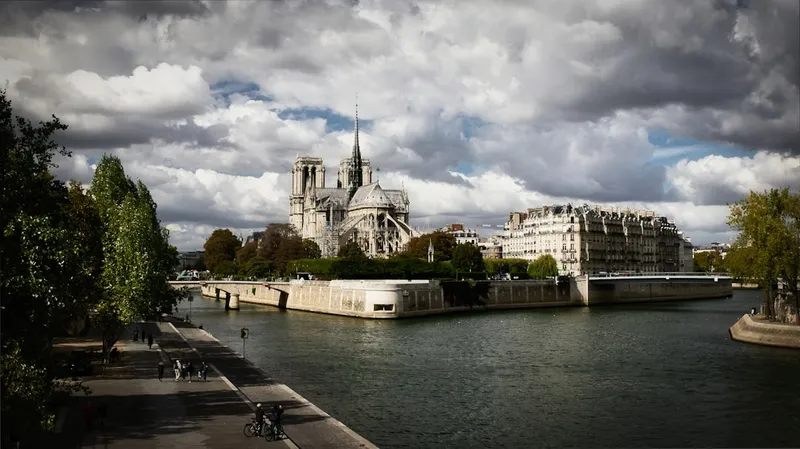 Notre-Dame-katedralen i Paris med gotiska torn och rosfönster vid Seine