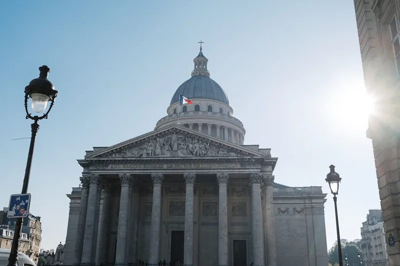 Panthéon i Paris med korintisk fasad och kupol över Quartier Latin