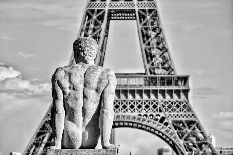 Rodin-museets trädgård med skulpturen Tänkaren och Hôtel Biron i Paris