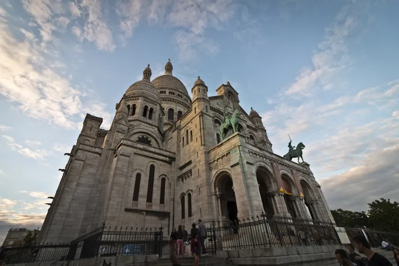 Sacré-Cœur basilikan med vit travertin-fasad högst på Montmartre-kullen