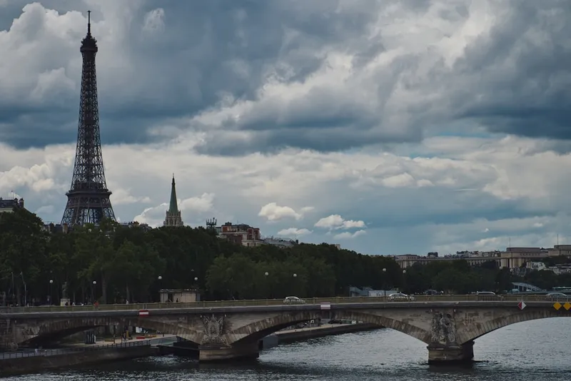Seine-kryssning förbi Eiffeltornet och Notre-Dame i kvällsljus Paris