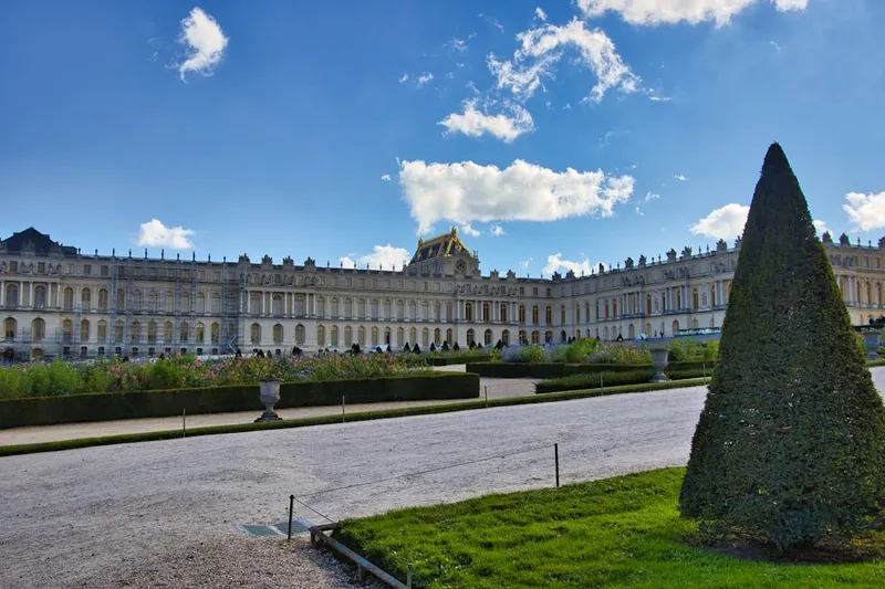 Versailles slott med förgyllda detaljer och spegelsalen i Île-de-France