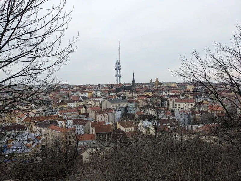 Vítkov-monumentet med Jan Žižkas ryttarstaty på kullen i Žižkov