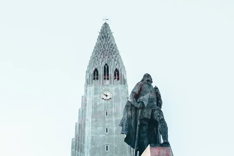 Hallgrímskirkja Reykjavik kyrka med basaltkolonn-inspirerad fasad