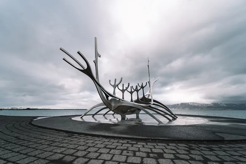 Old Harbour Reykjavik gamla hamnen med valskådnings-båtar