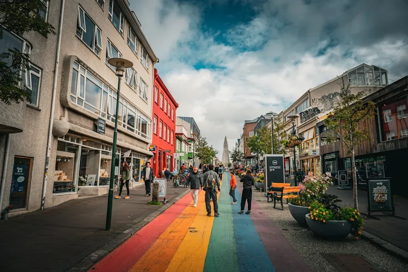 Skólavörðustígur regnbåge-gata Reykjavik med Hallgrímskirkja