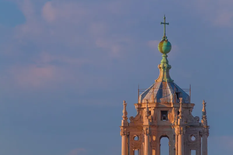 Peterskyrkans kupol och kolonnaden av Bernini i Vatikanen
