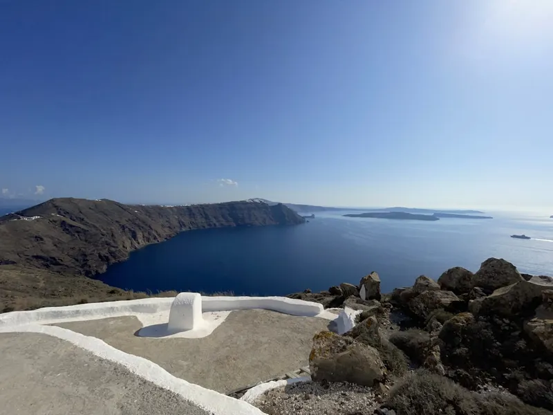 Caldera på Santorini sett från Imerovigli med Nea Kameni vulkan i mitten
