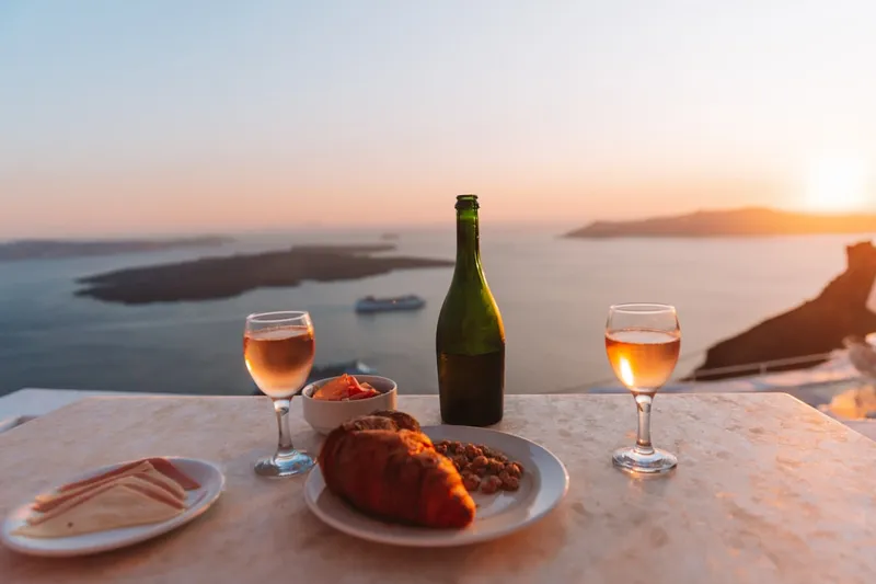 Vinprovning på Santorini med Assyrtiko-druvor odlade i kouloura korg-formation mot vinden