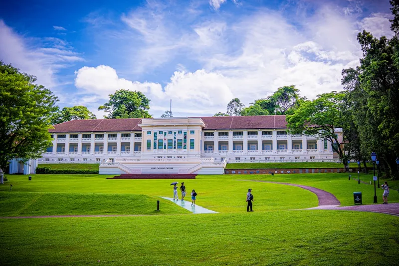 Fort Canning Park med Tree Tunnel och historiska byggnader i Singapore
