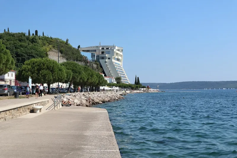 Znjan strand i Split med 800 m kustlinje och Ultra Music Festival-scen