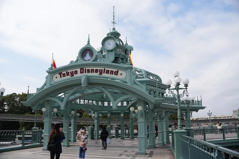 Tokyo DisneySea Mt Prometheus vulkan och Mediterranean Harbor i Urayasu