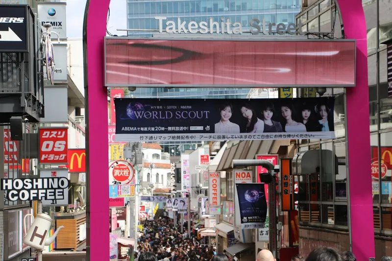 Takeshita Street Harajuku Tokyo med tonåringar krepar regnbågsbomullsvadd och kawaii-mode