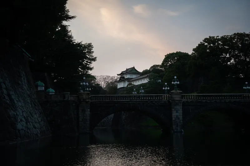 Imperial Palace i Tokyo med stenbroar Nijubashi och vita murar omgivna av vallgrav