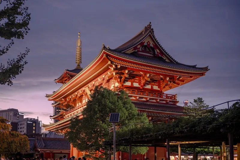 Senso-ji-templet i Asakusa Tokyo med röd Kaminarimon-port och femvåningspagod