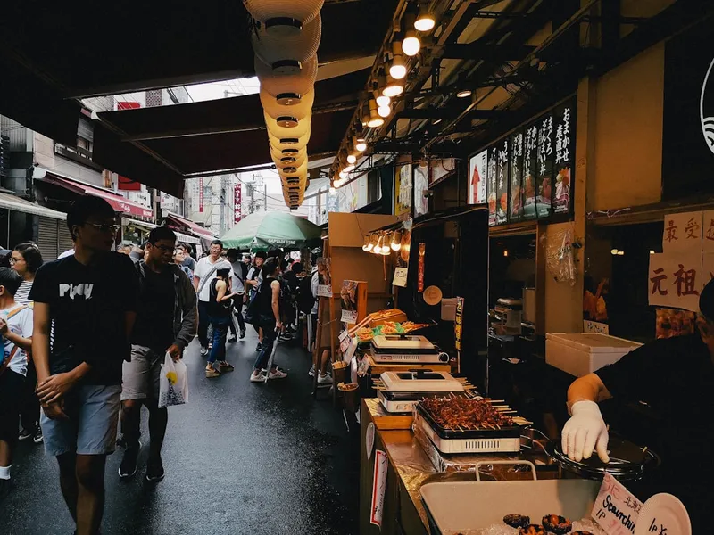 Tsukiji yttre marknad Tokyo med fiskstånd sushi och tonfiskskuljning på morgonen