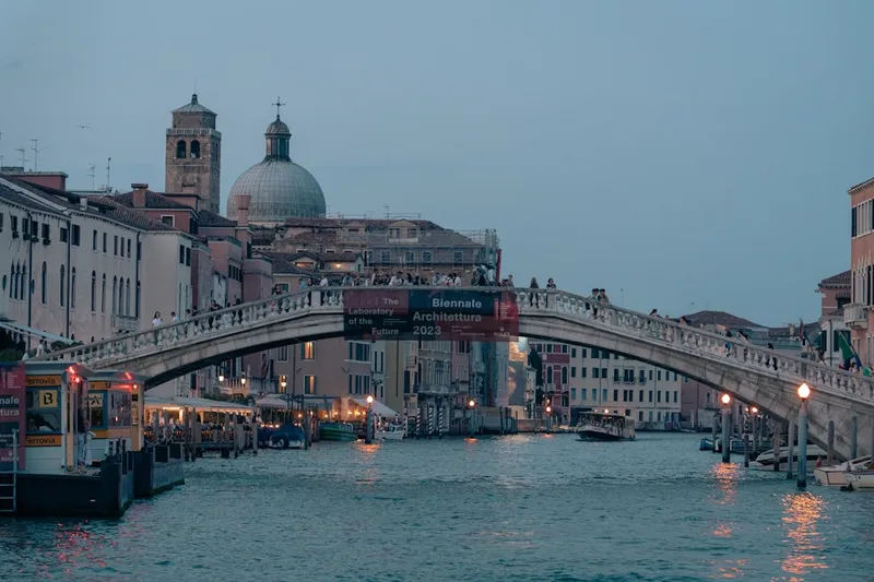 Rialto-bron vit marmorbro över Canal Grande med butiker