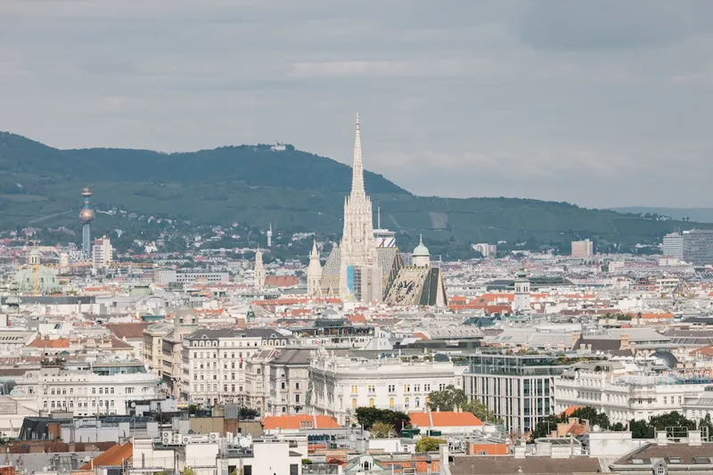 Schönbrunn slott i Wien med rosa-gul barockfasad och Maria Theresia-trädgården