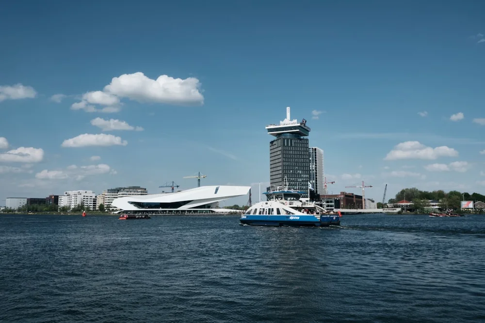Amsterdam Noord EYE filmmuseum vid IJ