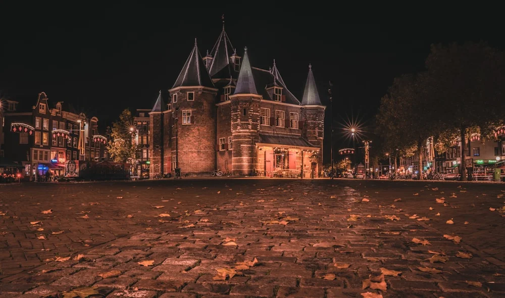 Nieuwmarkt Amsterdam torg och Waag