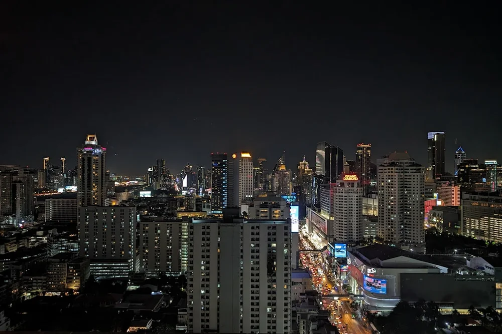 Bangkok rooftop bar skyline nattutsikt