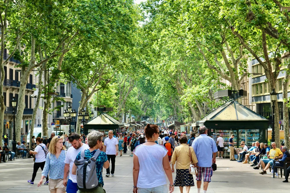 Las Ramblas Barcelona trädkantad gata med flanörer