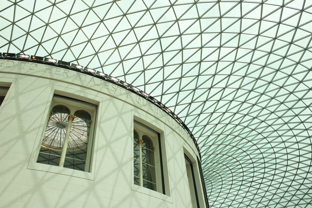 British Museum London stora hallen med glastak