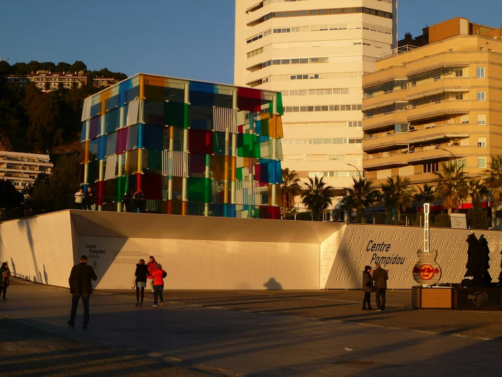 Centre Pompidou Málaga färgglad glaskub vid hamnen
