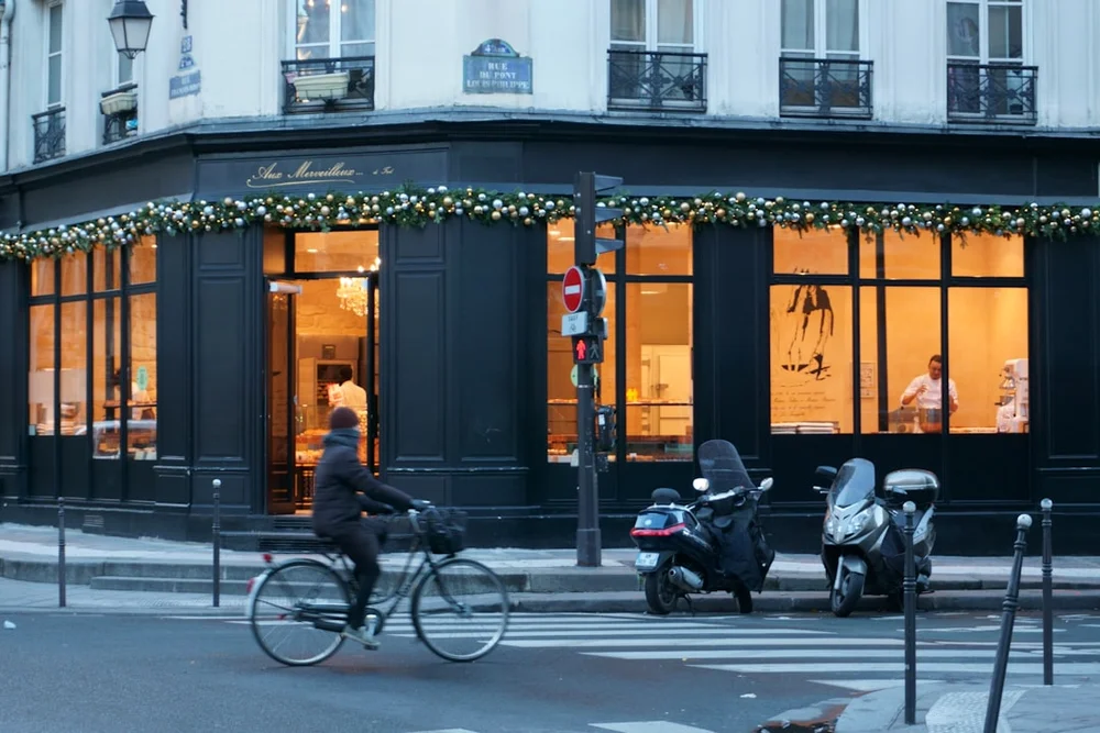 Le Marais Paris gatuvy med kaféer