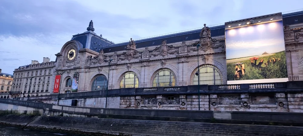 Musée d'Orsay Paris exteriör längs Seine