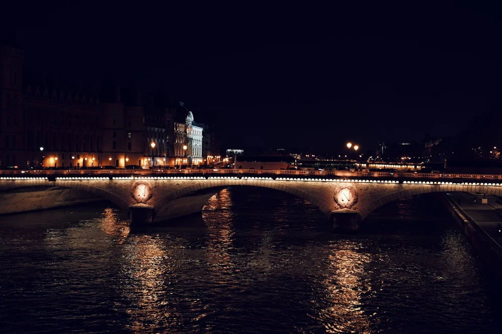 Seinkryssning Paris vid kvällen med broar