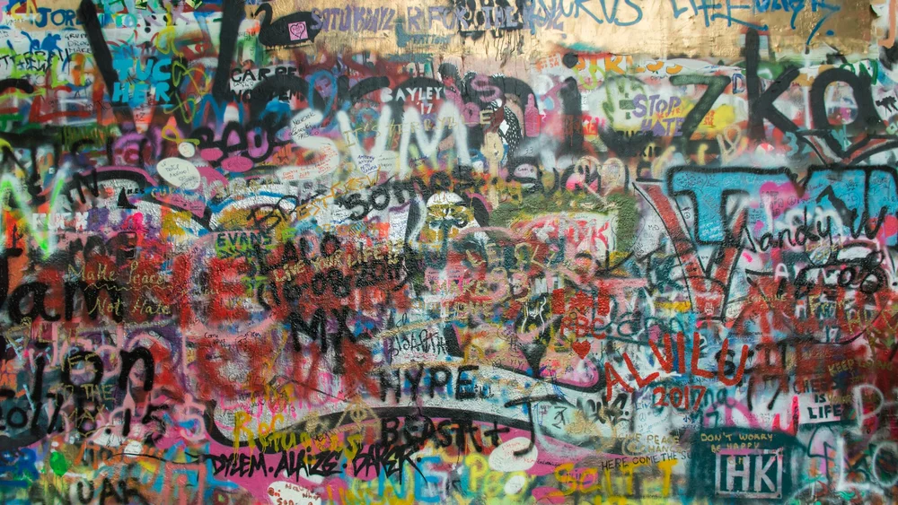 Lennon Wall Prag färgglad gatukonst
