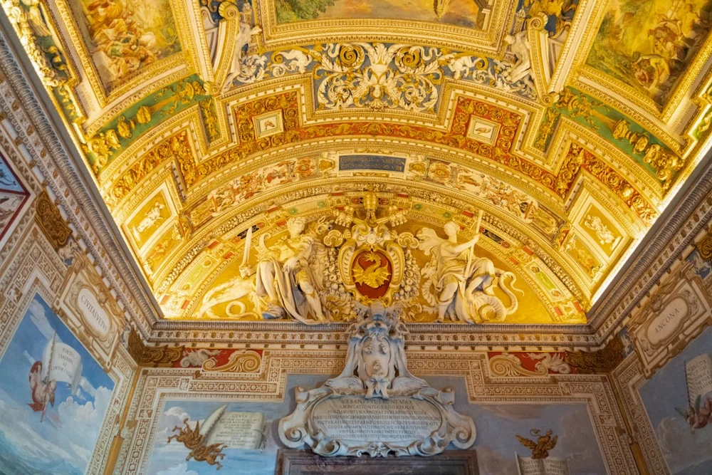 Vatikanen Rom spiraltrappa med besökare