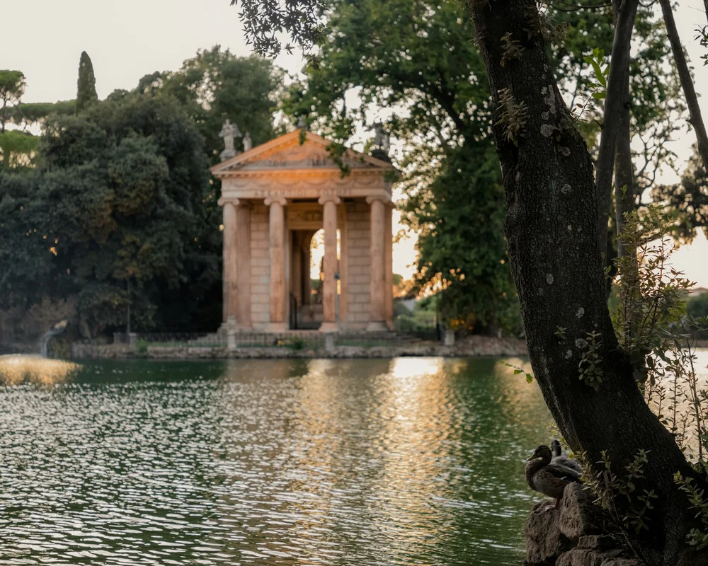 Villa Borghese Rom park med tempel vid sjö