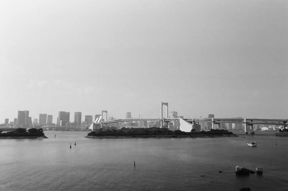 Odaiba Tokyo futuristisk stadsdel vid vattnet