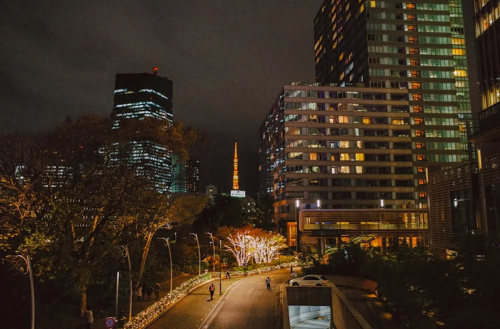 Tokyo Tower natt upplyst orange