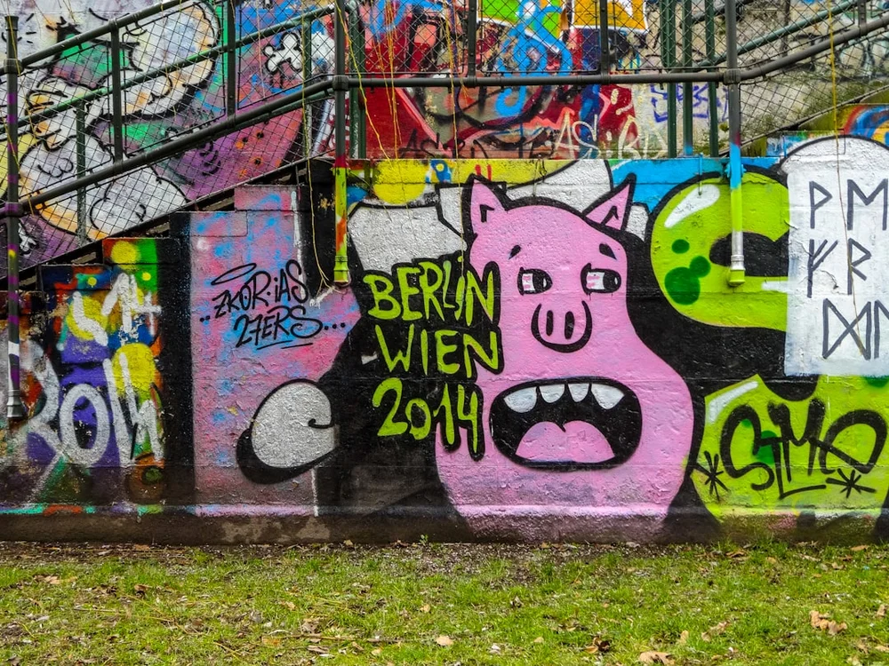 Donaukanal Wien gatukonst och barer